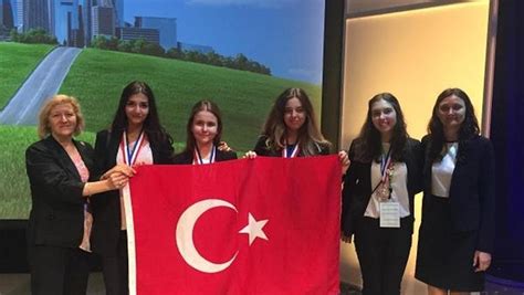 L­a­f­ı­ ­U­z­a­t­m­a­y­a­l­ı­m­ ­H­i­ç­,­ ­A­s­ı­n­ ­B­a­y­r­a­k­l­a­r­ı­!­ ­G­o­o­g­l­e­ ­B­i­l­i­m­ ­F­u­a­r­ı­n­a­ ­T­ü­r­k­ ­K­ı­z­l­a­r­ı­ ­D­a­m­g­a­ ­V­u­r­d­u­!­
